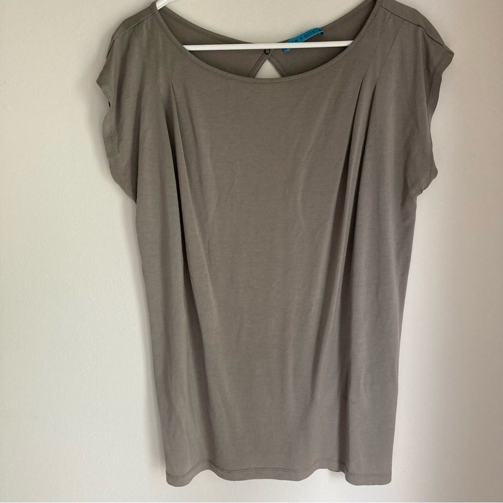 Alice + Olivia Women’s silk beige stone color keyhole back blouse size medium.